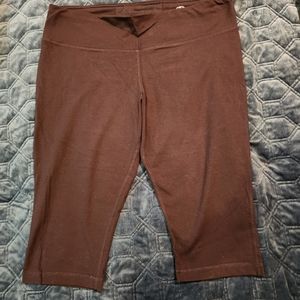 Size 2xl (20) knee length yoga pants.